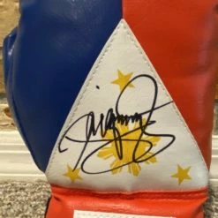 Iconsofboxing.com MANNY PACQUIAO SIGNED AUTO PHILIPPINE FLAG RIGHT BOXING GLOVE PSA Mayweather #2 TOP FIGHTERS