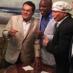 Iconsofboxing.com TOP FIGHTERS Roberto Duran Vs Iran Barkley Custom Boxing Trunks Autographed In Silver Signature