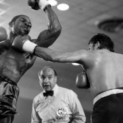Iconsofboxing.com TOP FIGHTERS Roberto Duran Vs Iran Barkley Custom Boxing Trunks Autographed In Silver Signature